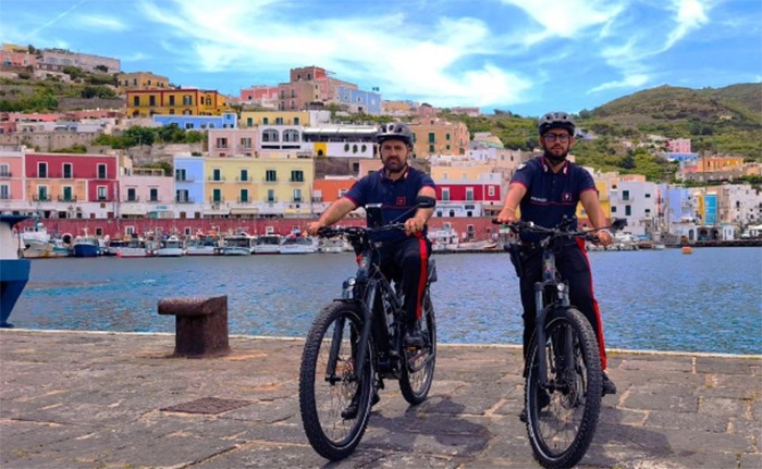 i Carabinieri in sella alle e-bike