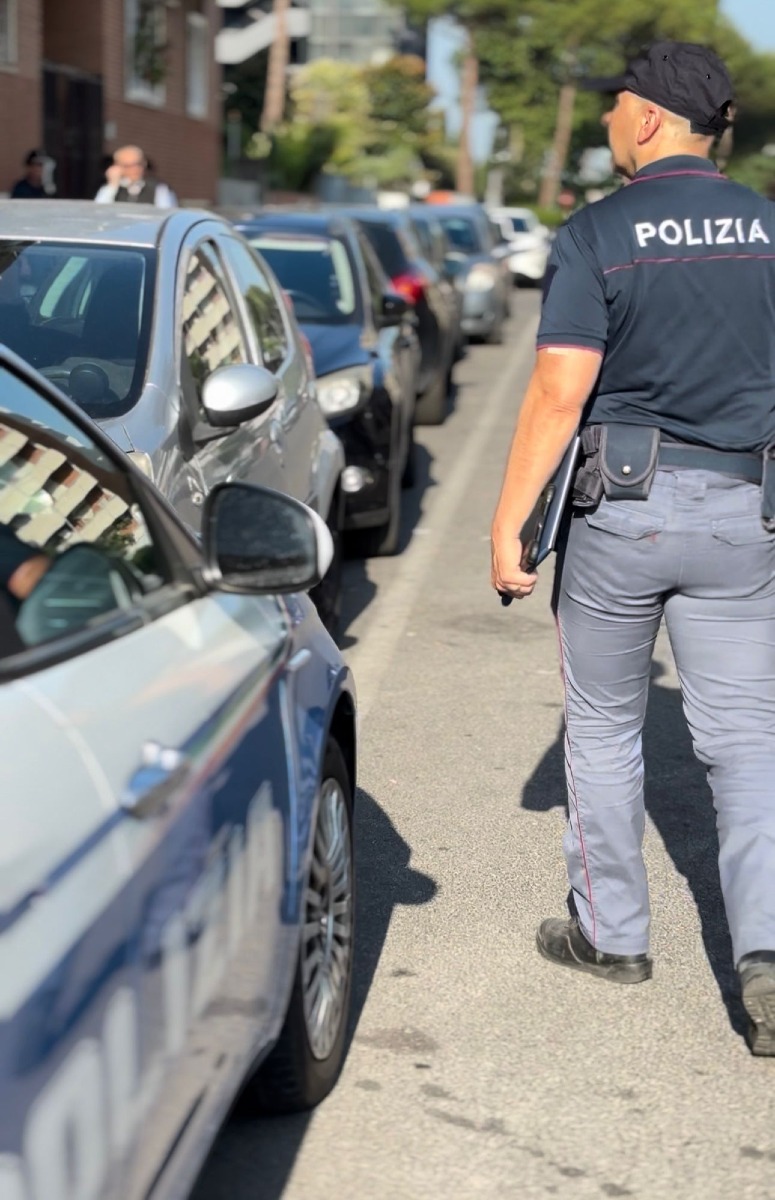 Polizia_agente vicino alla volante