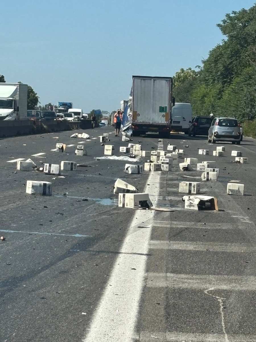 Camion perde il carico sulla Pontina - Spinaceto