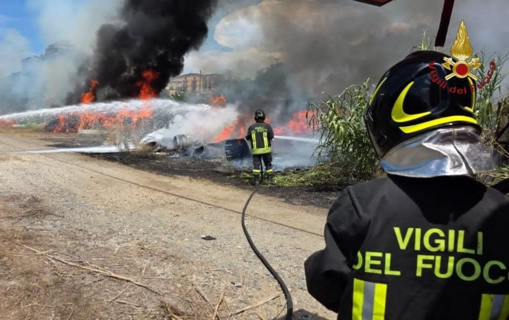 Incendio in zona La Cogna, ad Aprilia - soccorritori al lavoro