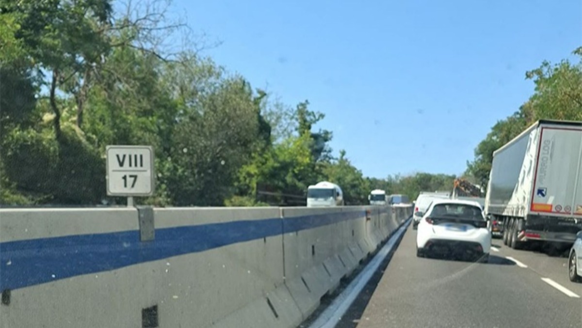 Incidente tra più mezzi sulla Pontina, altezza Castel di Decima. 8 Km di coda. - 