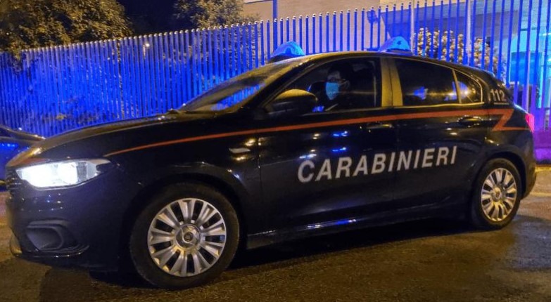 Di notte a forte velocità nel centro abitato, arrestato un 18enne - 