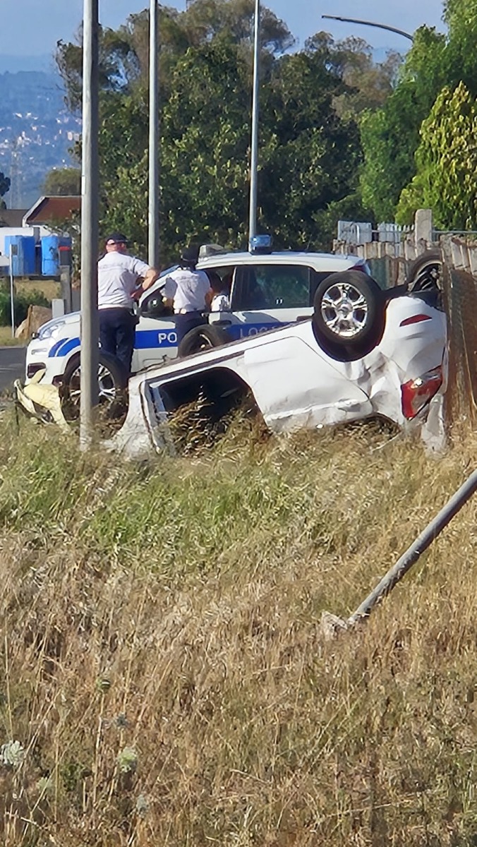 Incidente in Via Selciatella, un'auto completamente ribaltata - 