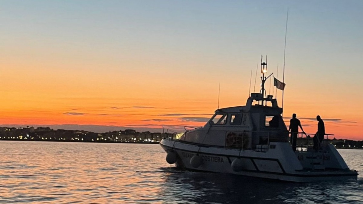 Terrore nelle acque di Nettuno. Barca a fuoco con una bimba a bordo, salvati in extremis. - 