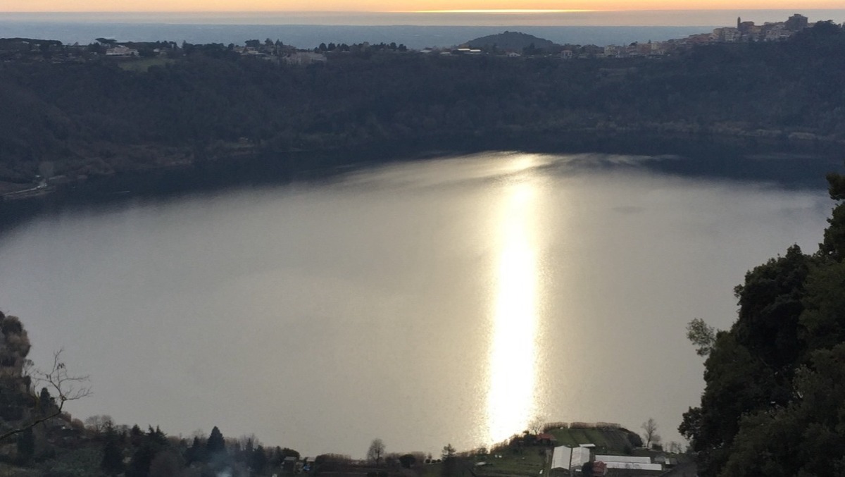 Tragedia sfiorata al lago di Nemi: donna di Cisterna trafitta da un ramo dopo una caduta. - 