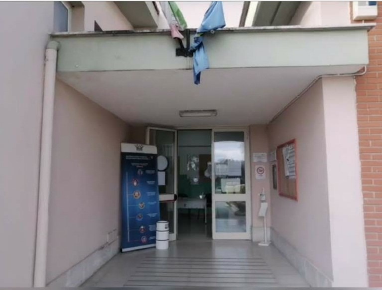 Invasione di formiche, caldo e incursioni notturne: disagi alla scuola dell'infanzia di Campoverde - 