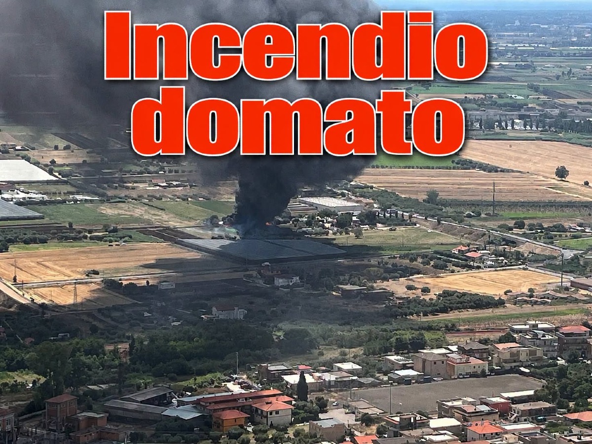 Fiamme alte e fumo nero a Sezze - 