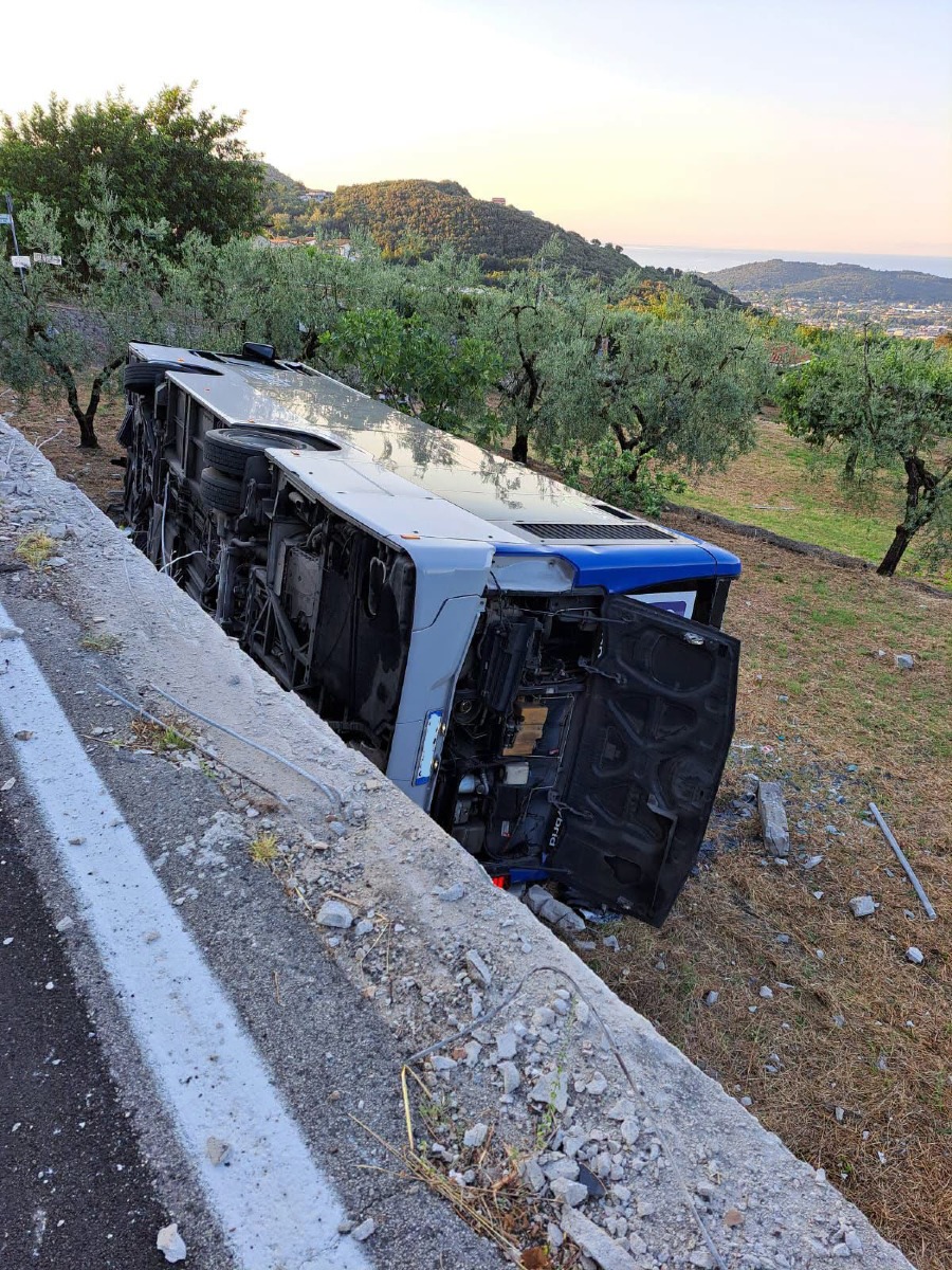 Bus urbano fuori strada, un morto - 