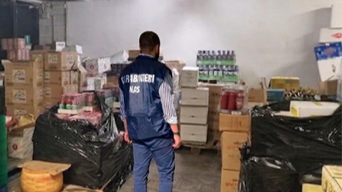 Blatte nei locali e cibo scadente: maxi blitz del NAS nel territorio pontino, chiusi due ristoranti. - 