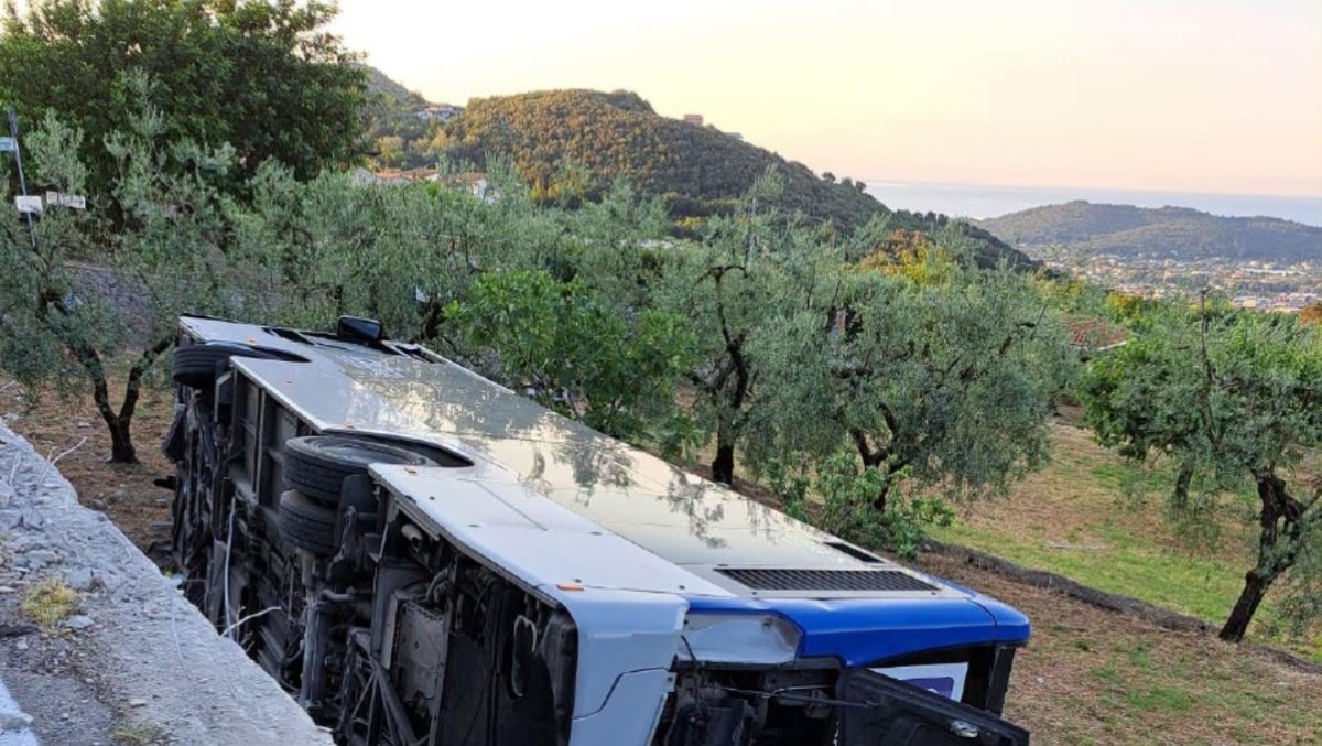 Bus fuori strada a Formia: la vittima è Gemmino Filosa. Si ipotizza un malore dell'autista. - 