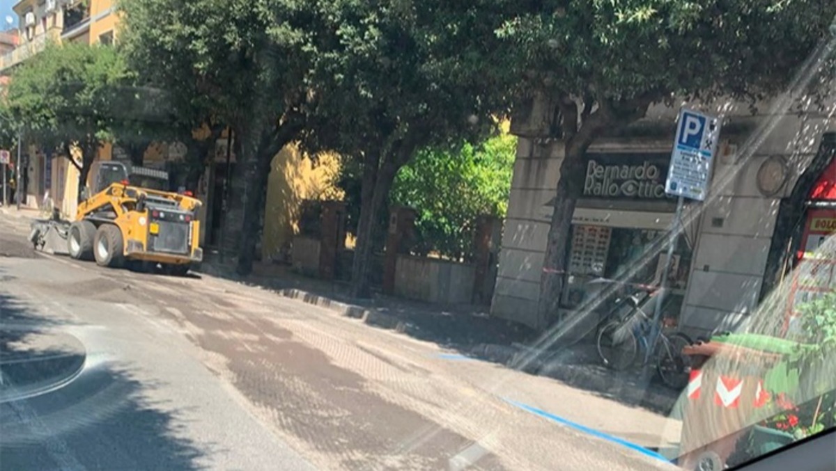 Aprilia, strisce blu realizzate e poi rimosse per lavori di asfaltatura. E a pagare sono i contribuenti. - 