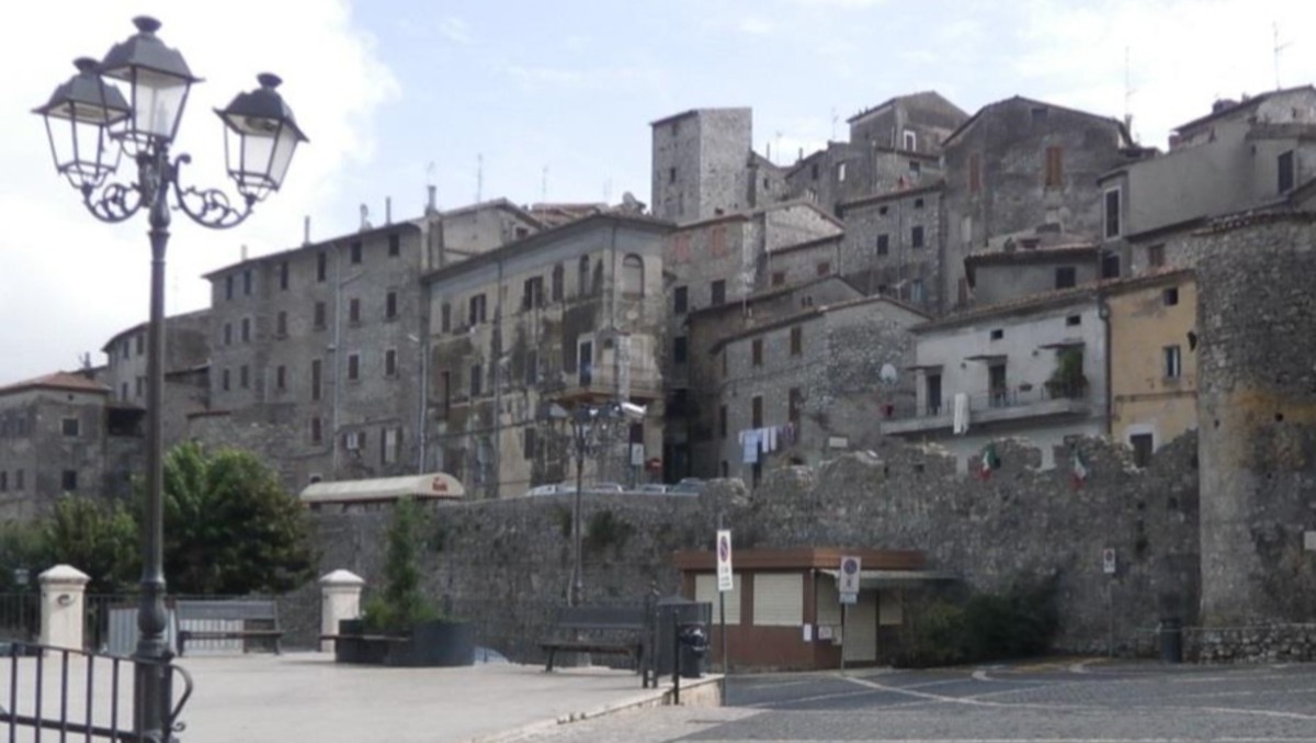 Bassiano, finti militari isolano il telefono e rubano 50mila euro in oro ad una professionista. - 