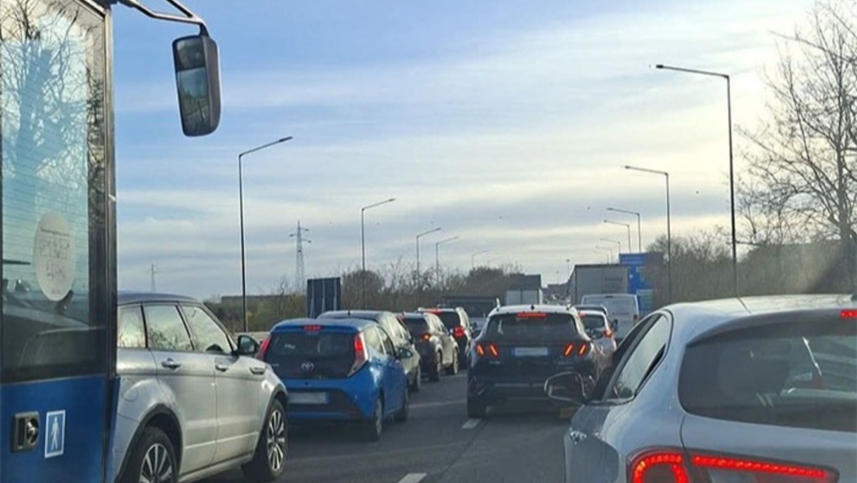 Code chilometriche sulla Pontina, altezza Castel Romano, per un incidente. - 