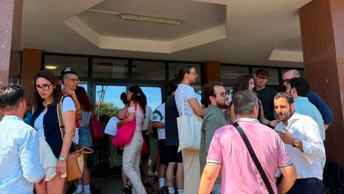 Aprilia, scontro sugli orari della biblioteca: nessun confronto con la Commissione, gli studenti promettono battaglia. - 