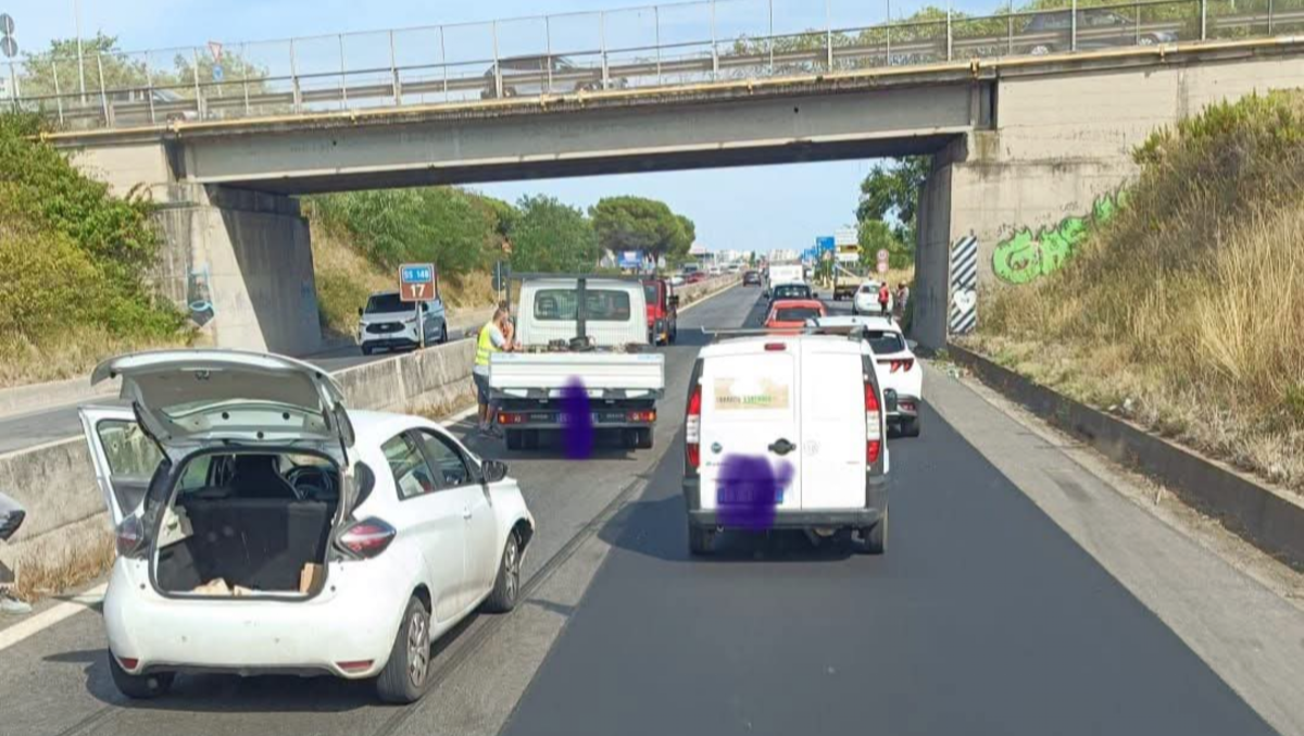 Oltre 3 Km di coda sulla Pontina, altezza Aprilia2. - 