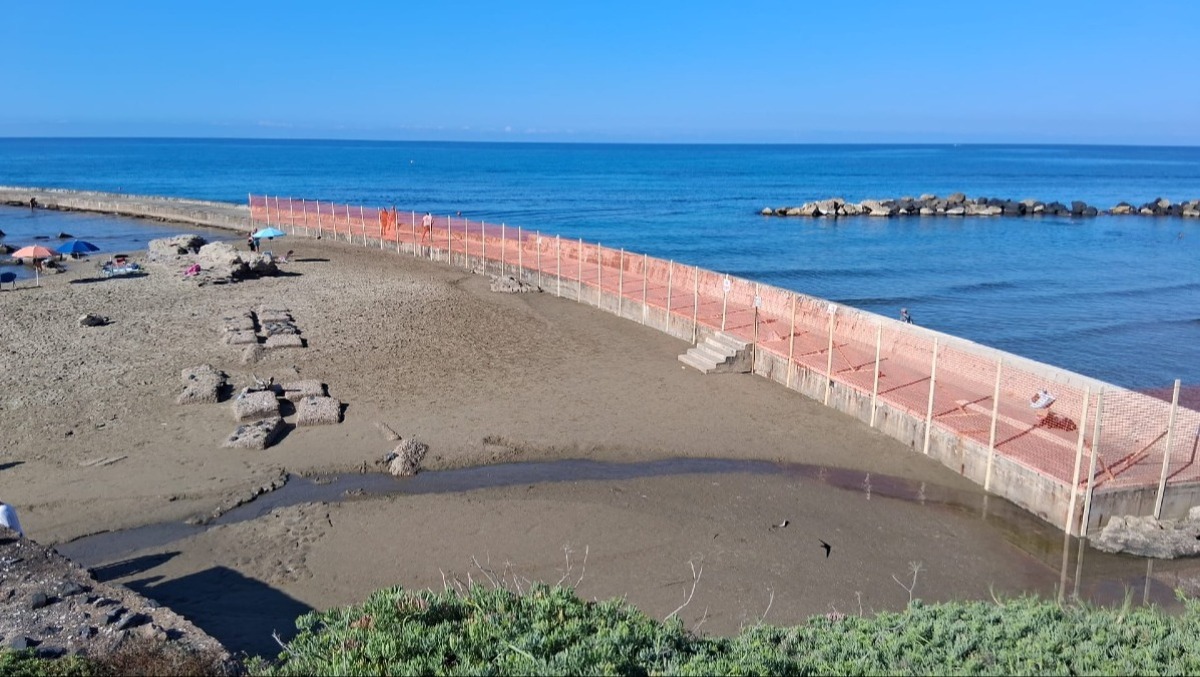 Stazionamento abusivo e tuffi pericolosi, Anzio blinda le Grotte di Nerone e l'Arco Muto. - 