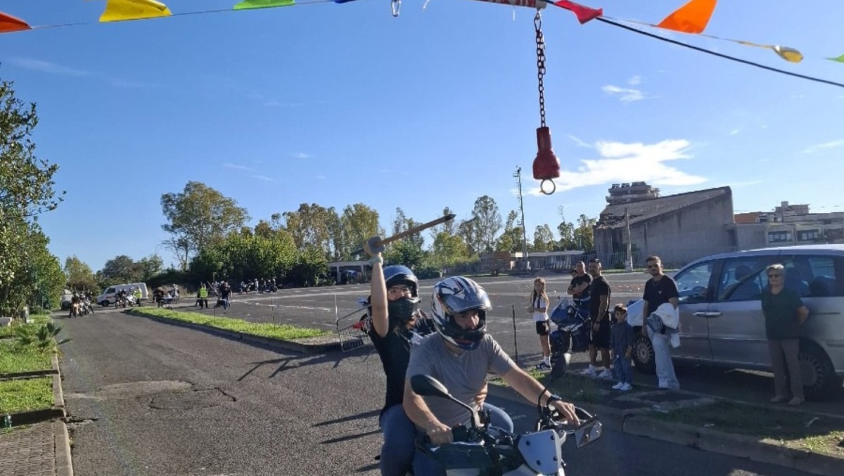 Dimenticate i cavalli: a Pontinia la caccia all'anello si fa in moto! - 