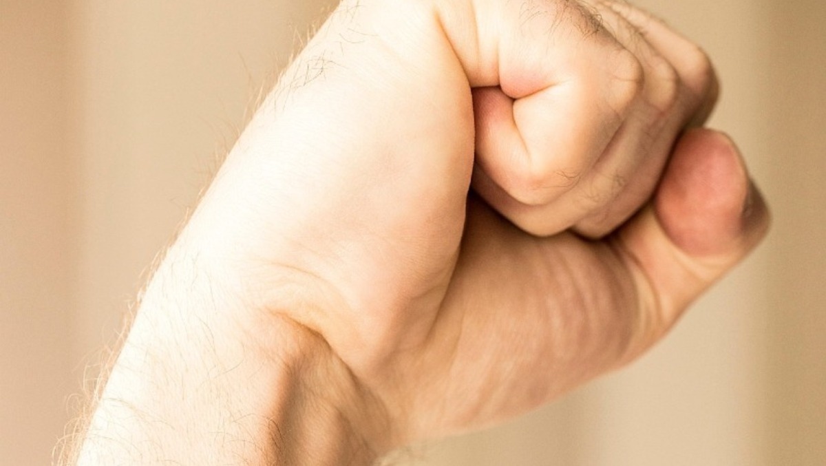 Dice di "no" al figlio e scatta la violenza: picchiata e inseguita in strada.  - 