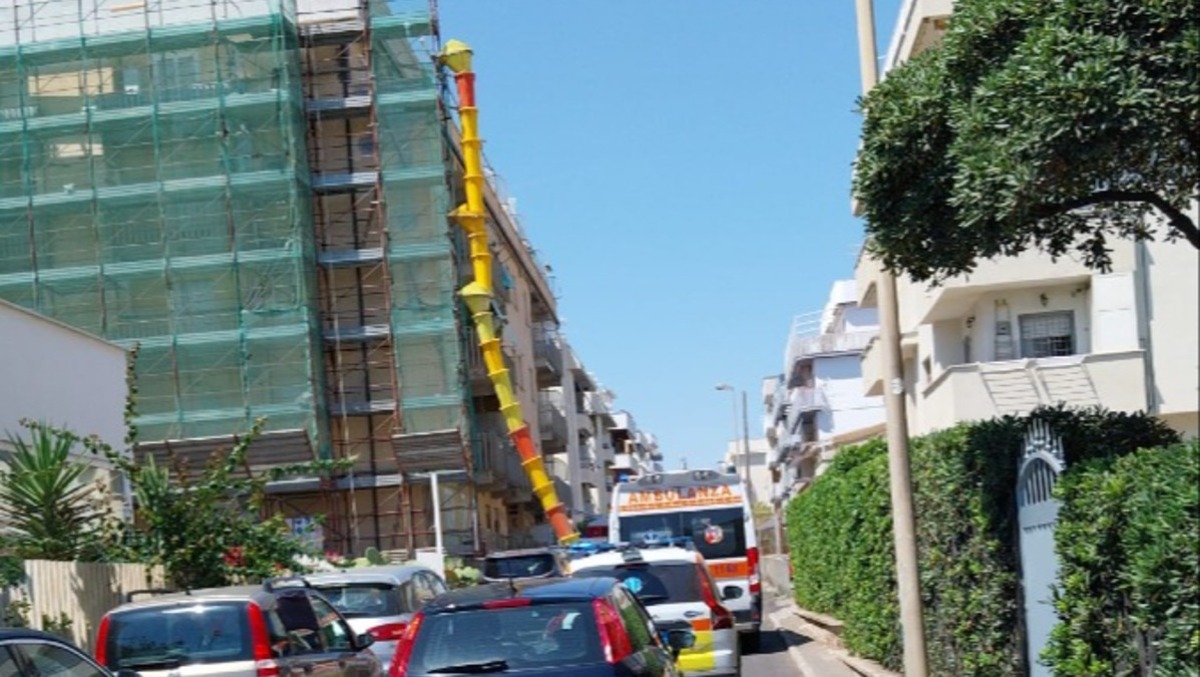 Cade dal terzo piano di un hotel: si indaga sulla morte di un anziano in vacanza a Nettuno. - 