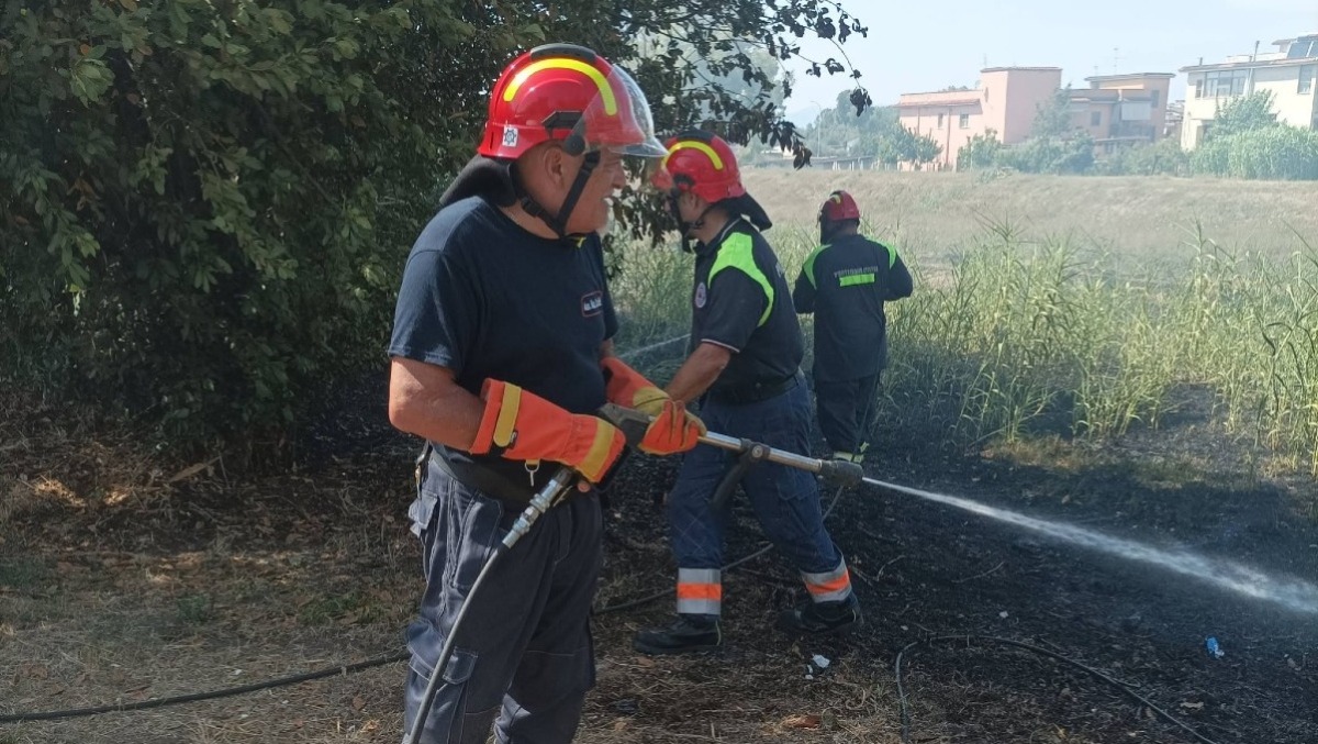 Latina, fiamme a Campo Boario: brucia l’ex campo sottratto alla criminalità.  - 