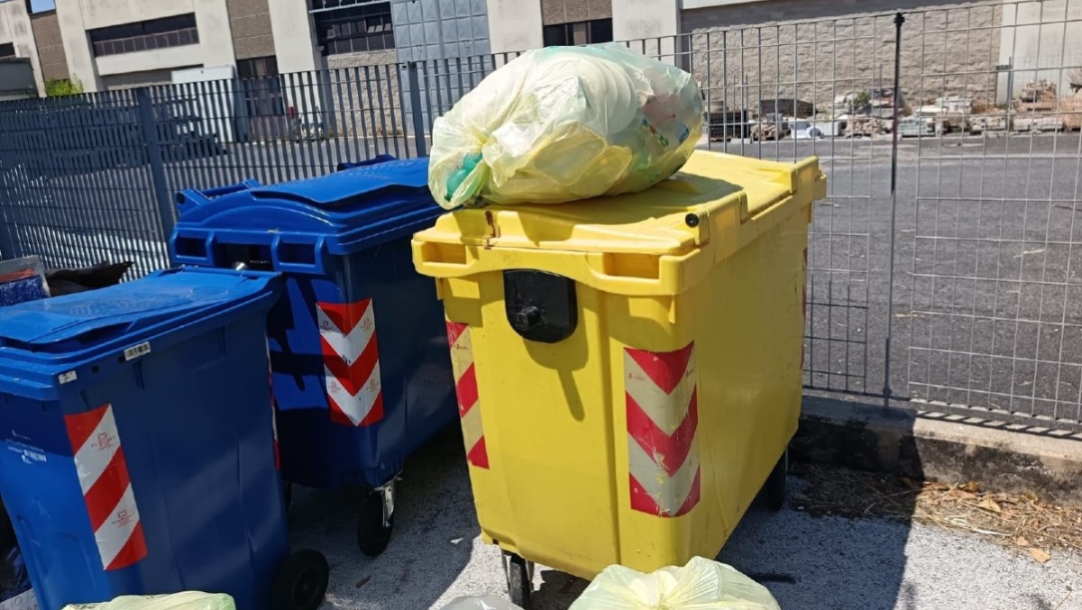 Aprilia, festa di quartiere finita, ma l'immondizia è ancora lì. Il Comitato pronto a chiamare il NAS. - 
