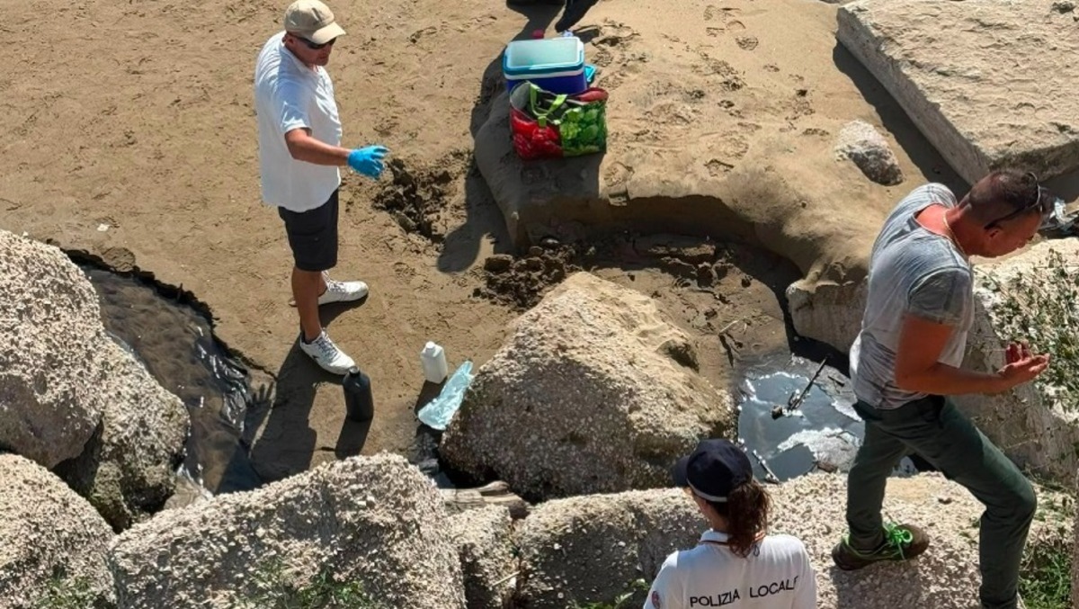 Chiazze oleose in spiaggia ad Anzio: scatta la bonifica. E' caccia ai responsabili. - 