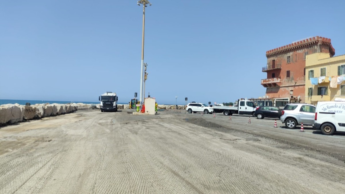 Anzio, cantiere in Piazzale Marinai d'Italia: off-limits il parcheggio utilizzato per la movida. - 