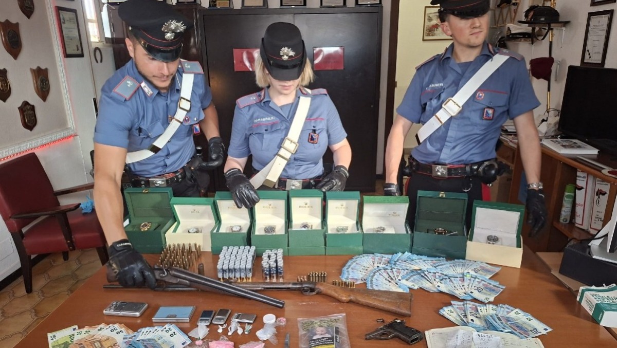 ARDEA - Droga, armi, Rolex contraffatti e oltre 10mila euro di banconote false. - 