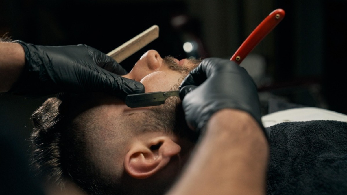 Quando il "ritocchino" in barberia include anche l'erba del vicino, scatta la chiusura. - 