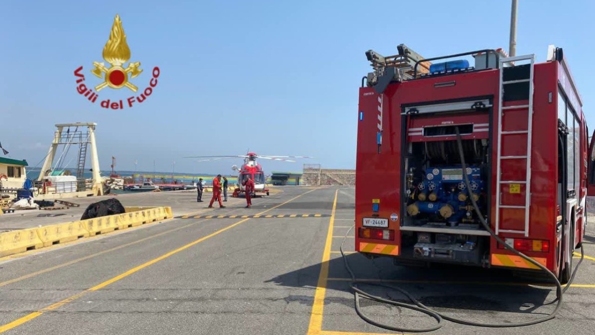 Barca in fiamme al largo di Tor San Lorenzo: due feriti gravi salvati dall'elicottero dei Vigili del Fuoco. - 