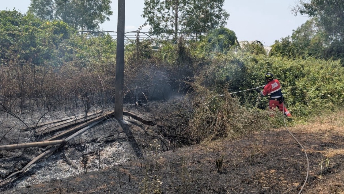 Aprilia, riparte il maxi incendio in via Torre del Padiglione.