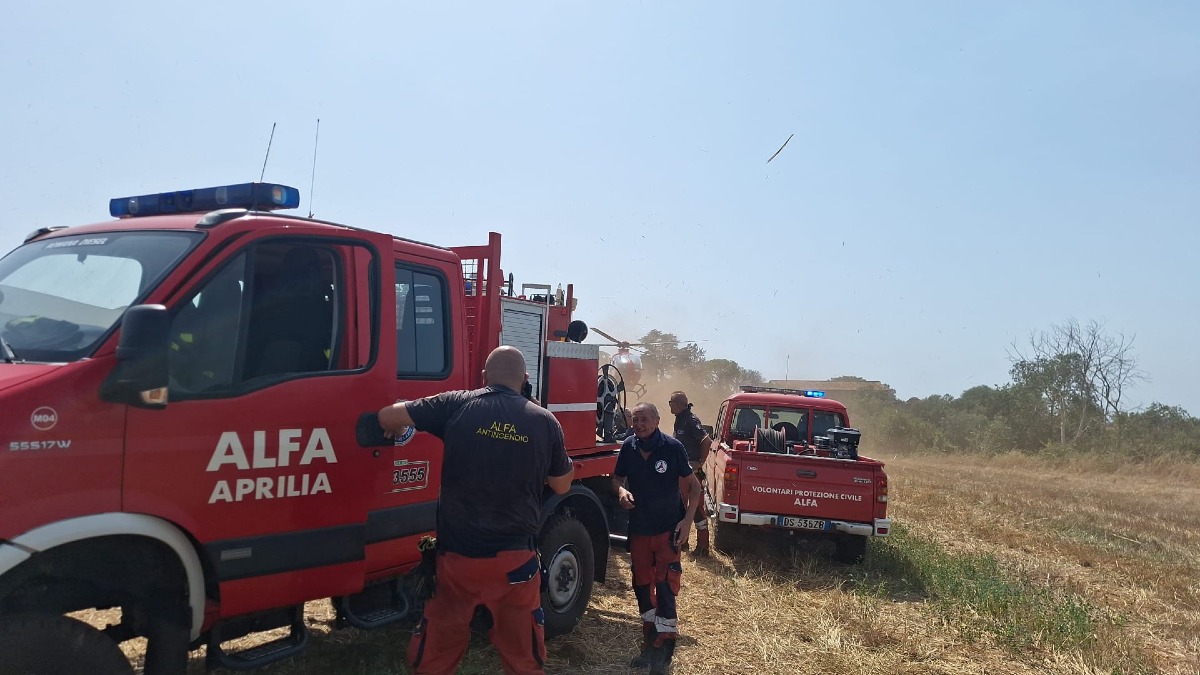 Grosso incendio in via Solfarata a Pomezia, elicottero in volo - 