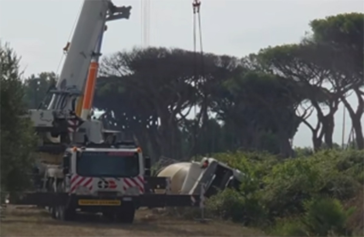 Borgo Sabotino, betoniera finisce nel fossato. Un ferito - 