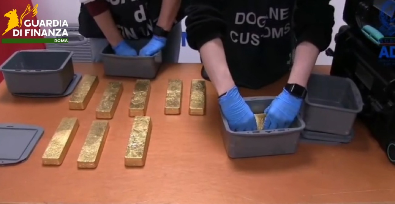 62 chili di oro non dichiarati nelle valigie, maxi sequestro all'aeroporto di Fiumicino VIDEO - 