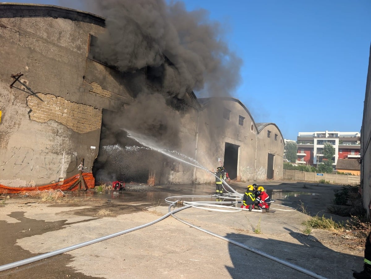 Aprilia - In fiamme capannone ex Freddindustria - 