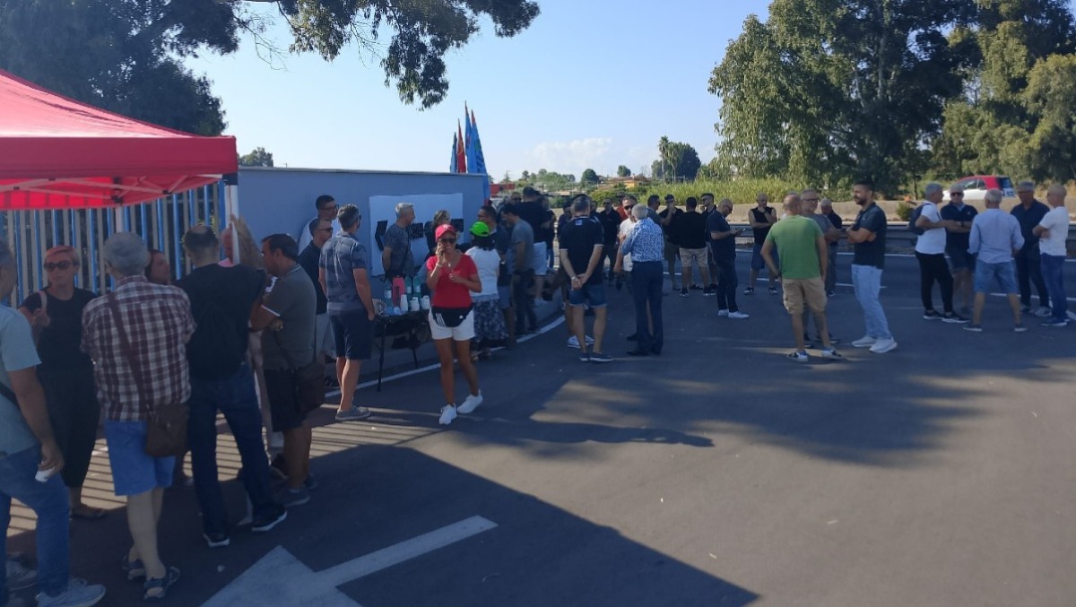 Aprilia, nuovo sit-in ai cancelli della "Kes Italy" e pressing sul Ministero per bloccare gli esuberi. - 