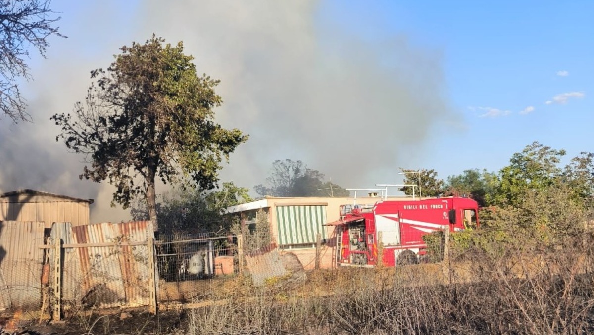 Aprilia, fiamme lambiscono le abitazioni a La Gogna. Altro incendio in via Enna. - 