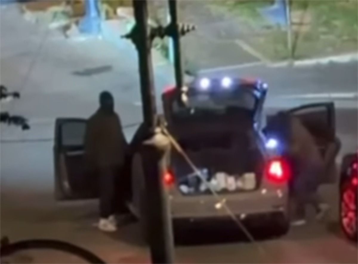 Assalto alla gioielleria "Pivari" di Genzano, caccia all'auto grigia - 