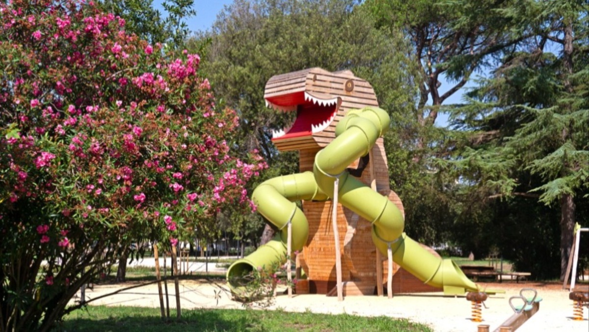 Latina - Parco Falcone e Borsellino, interdetto il grande dinosauro dopo l'inaugurazione - 