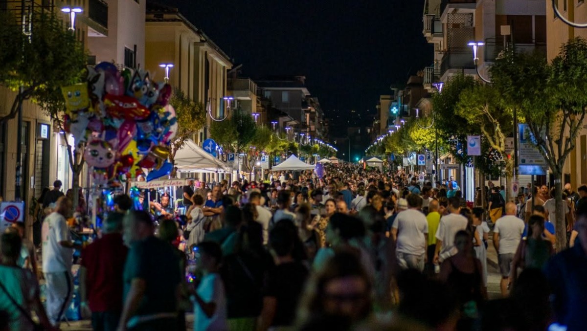 Aprilia - Ultimo "Shopping days", sport in piazza Roma. Musica in piazza delle Erbe - 