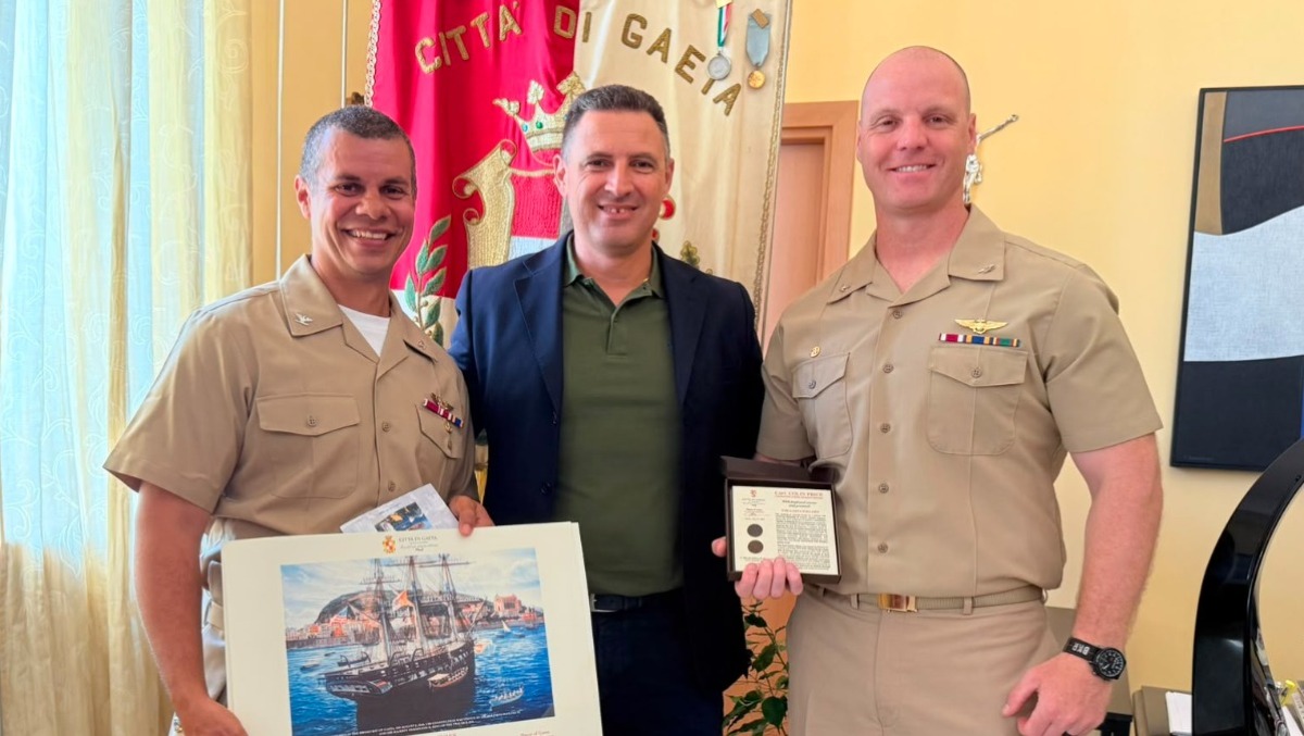 Gaeta - Sulla nave ammiraglia della VI Flotta USA arriva il comadante Evans - 