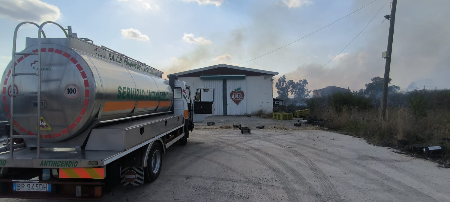 Aprilia - Vasto incendio a Selciatella, brucia area incolta - 