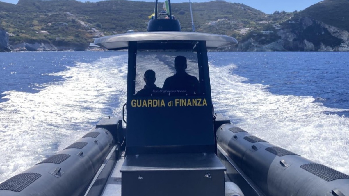Controlli record e salvataggi eroici della Guardia di Finanza tra le Isole Pontine e Anzio. - 