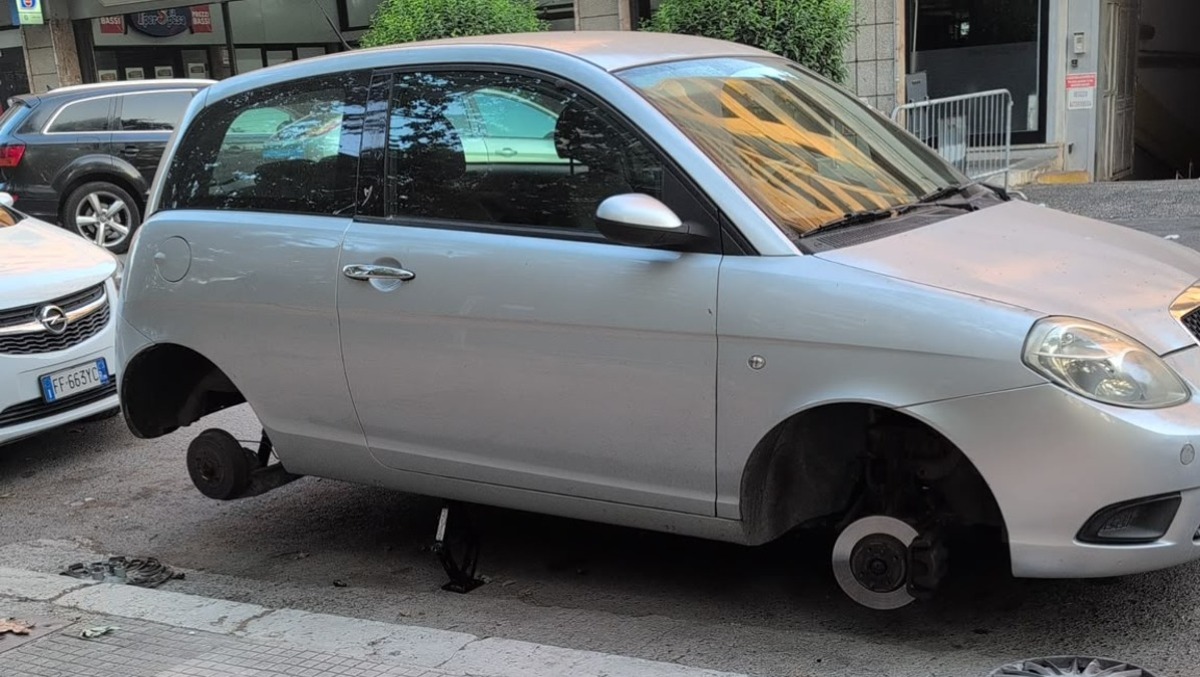 Latina - Auto privata degli pneumatici in viale Don Morosini, "Serve sicurezza" - 