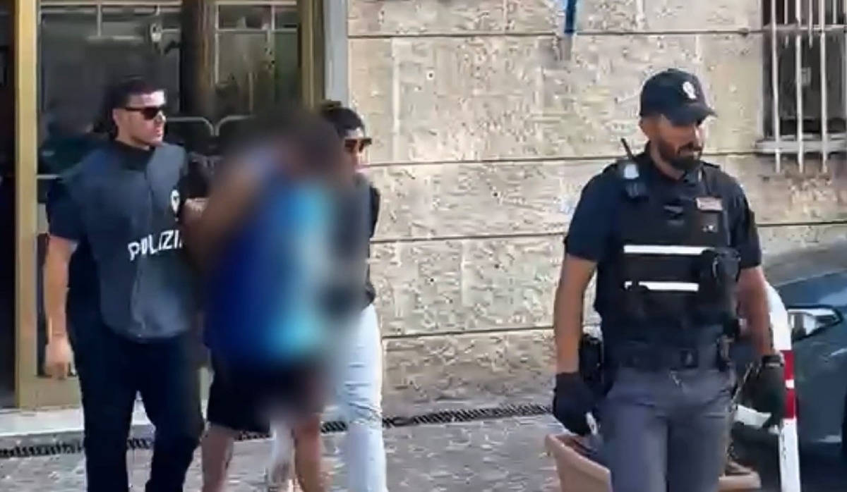 Trascinano un’anziana sull’asfalto per strapparle la borsa.  - 
