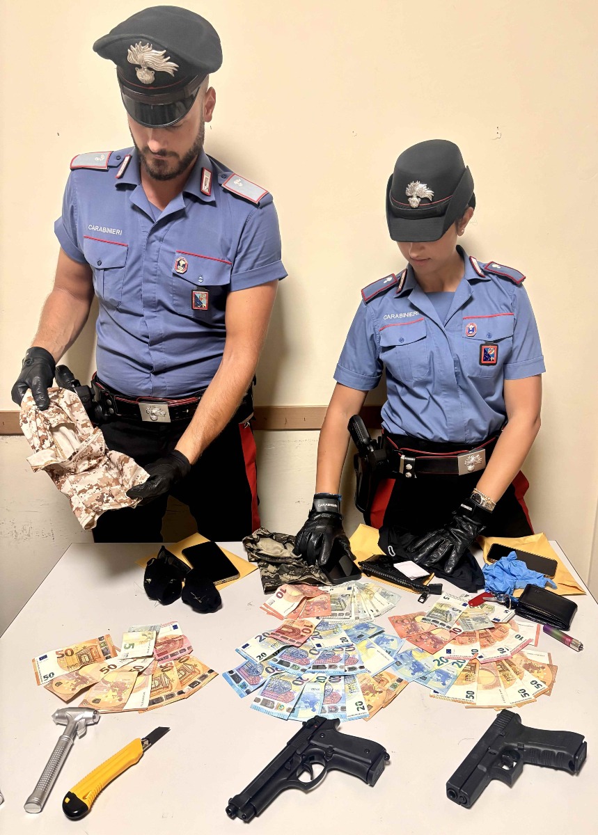 Carabinieri di Anzio con pistole e denaro sequestrato