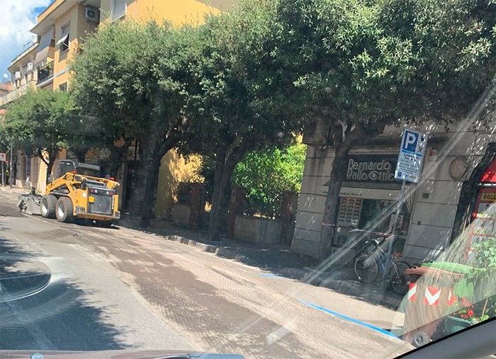 Via degli Aranci Aprilia via strisce blu