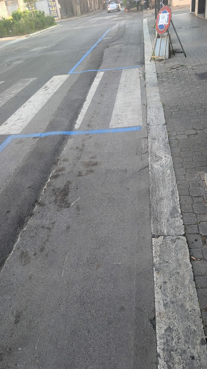 Via degli Aranci Aprilia via strisce blu