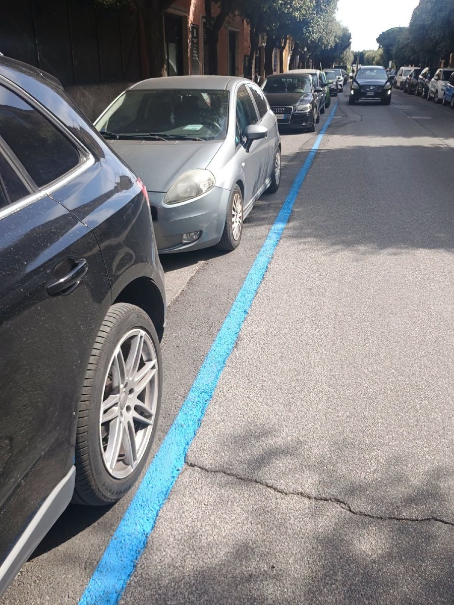 Piazza della Repubblica Aprilia - via strisce blu