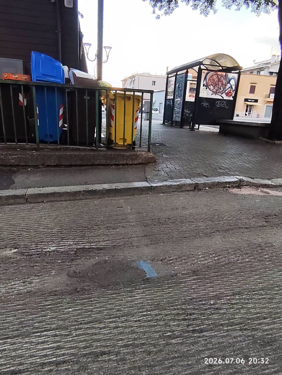 Piazza della Repubblica Aprilia - via strisce blu